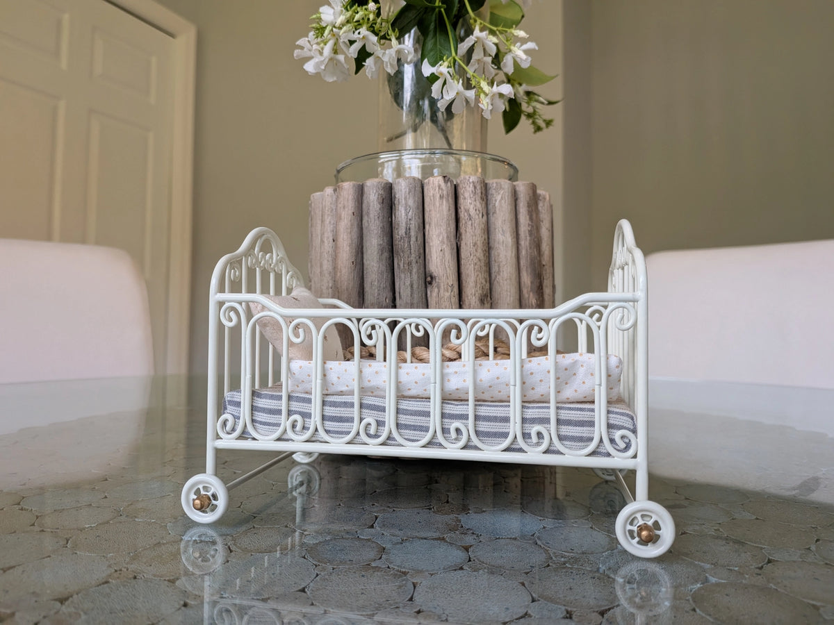 Levlovs Miniature Metal Bed